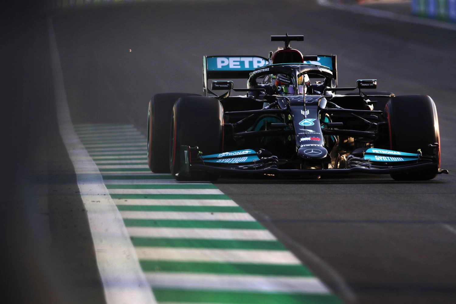 Grand Prix d’Arabie Saoudite – Essais Libres 2 : Lewis Hamilton mène la danse, Charles Leclerc au tapis