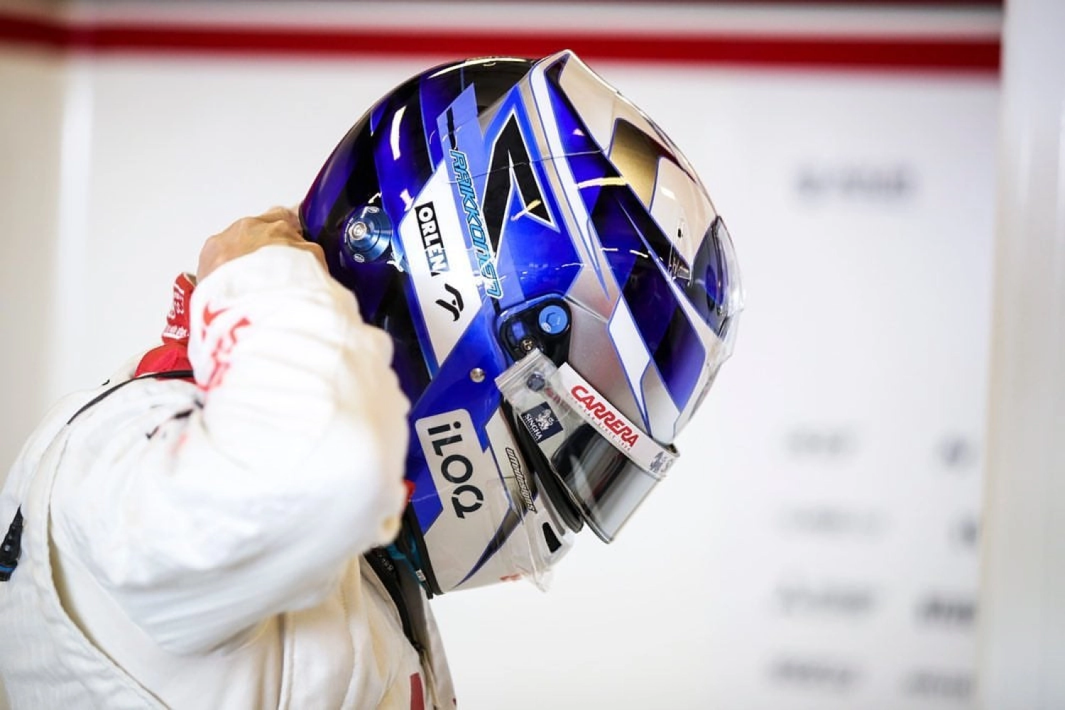 Kimi de retour avec son casque de 2001 à Abu Dhabi