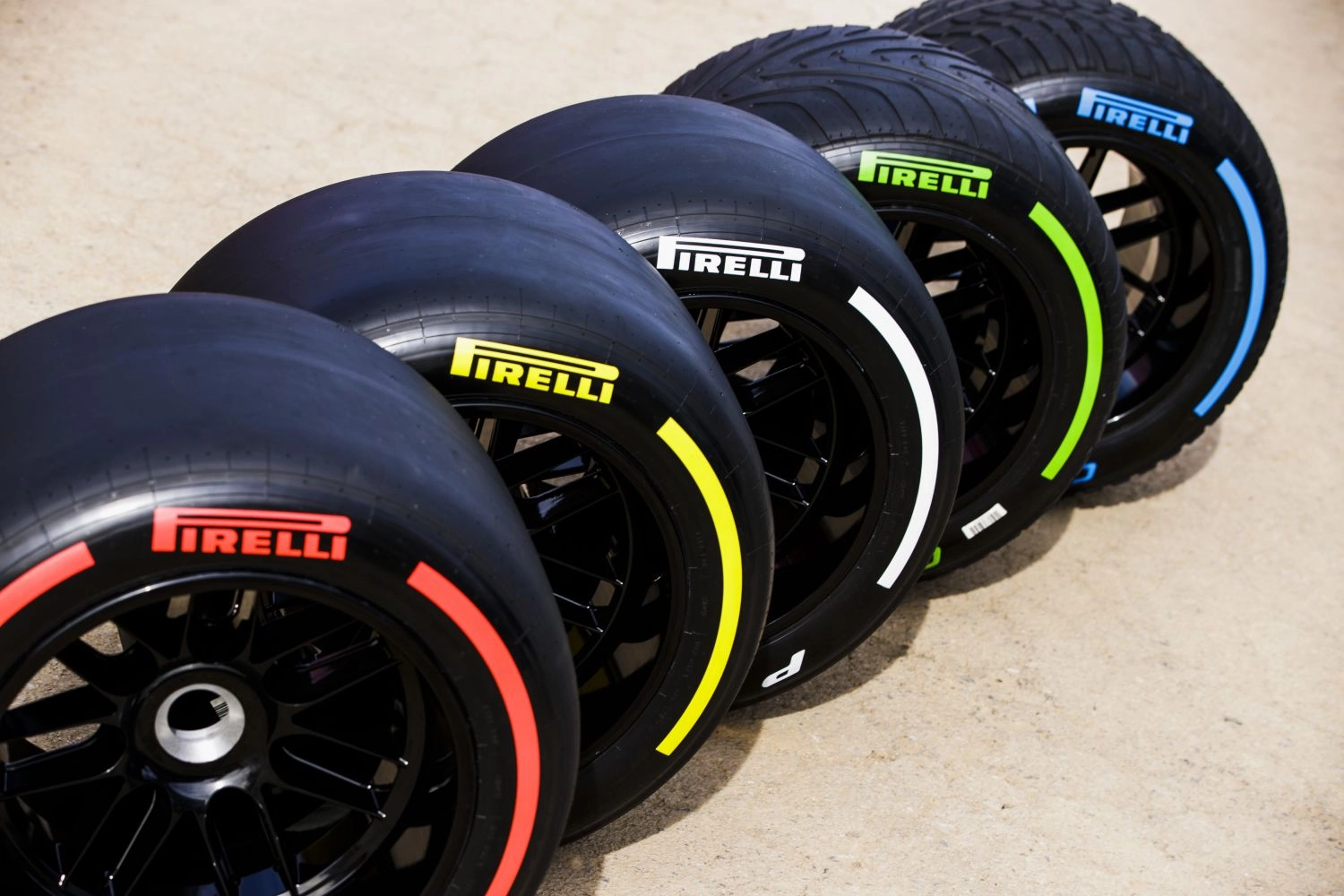 36 jeux de pneus par équipes apportés par Pirelli pour les trois jours d’essai
