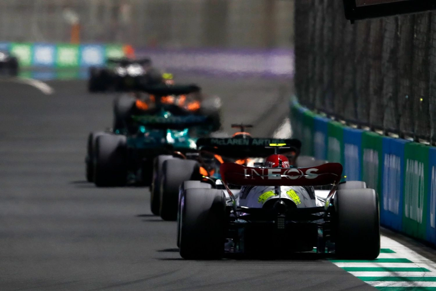 Hamilton : Mercedes "encore loin" de Ferrari et Red Bull
