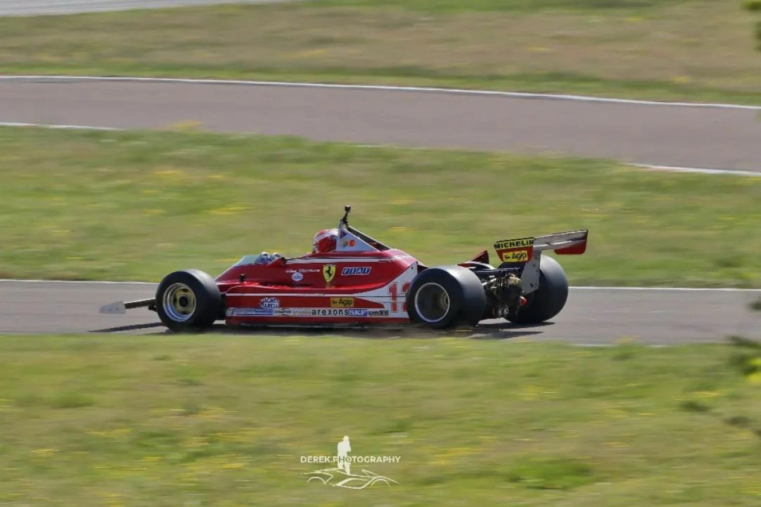Charles Leclerc au volant de la Ferrari F1 312 T4 de Gilles Villeneuve