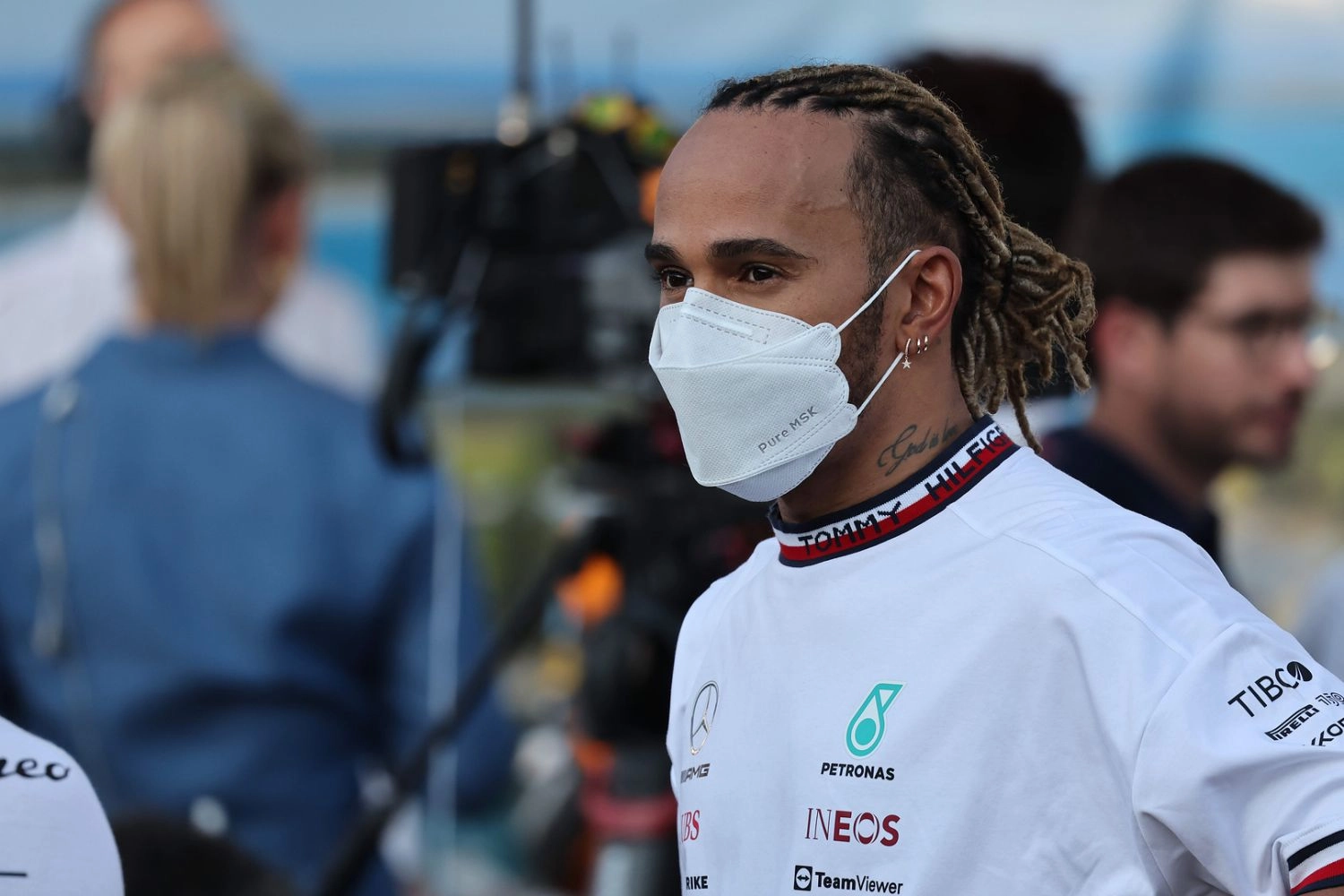 Hamilton n’enlèvera pas ses bijoux malgré les règles de la FIA