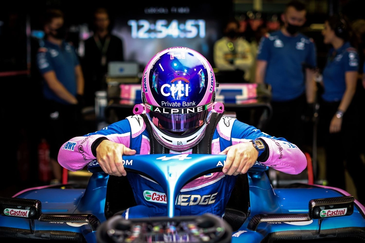 Alonso et Alpine condamnent le comportement de certains fans envers une commissaire de course