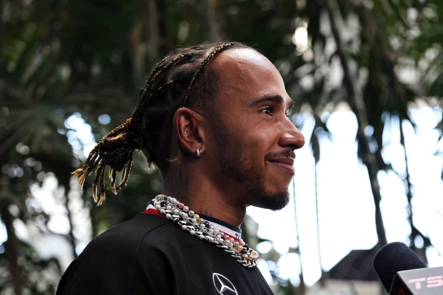 Hamilton échappe à l’interdiction de porter des bijoux