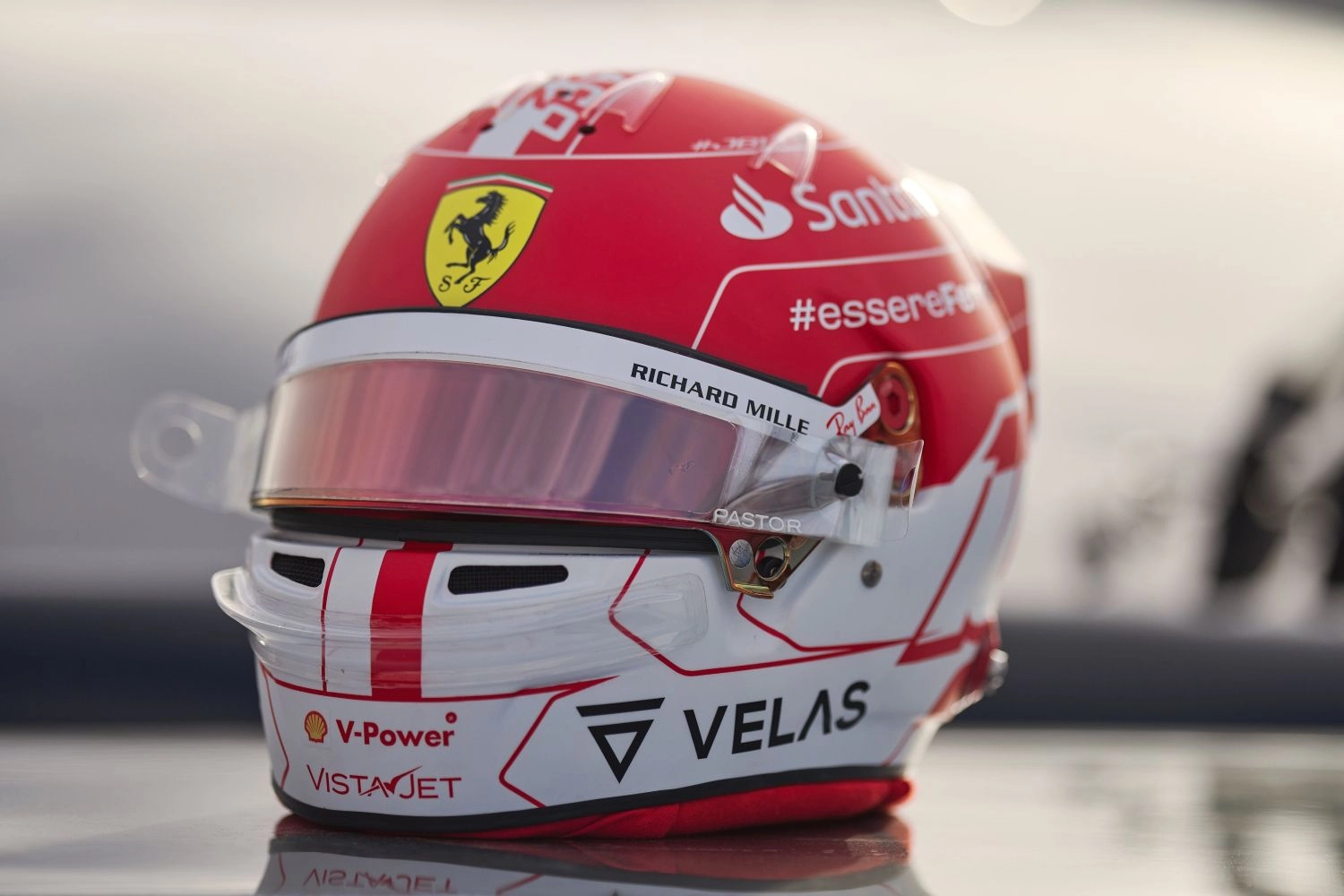Charles Leclerc présente son casque pour son Grand Prix à Domicile