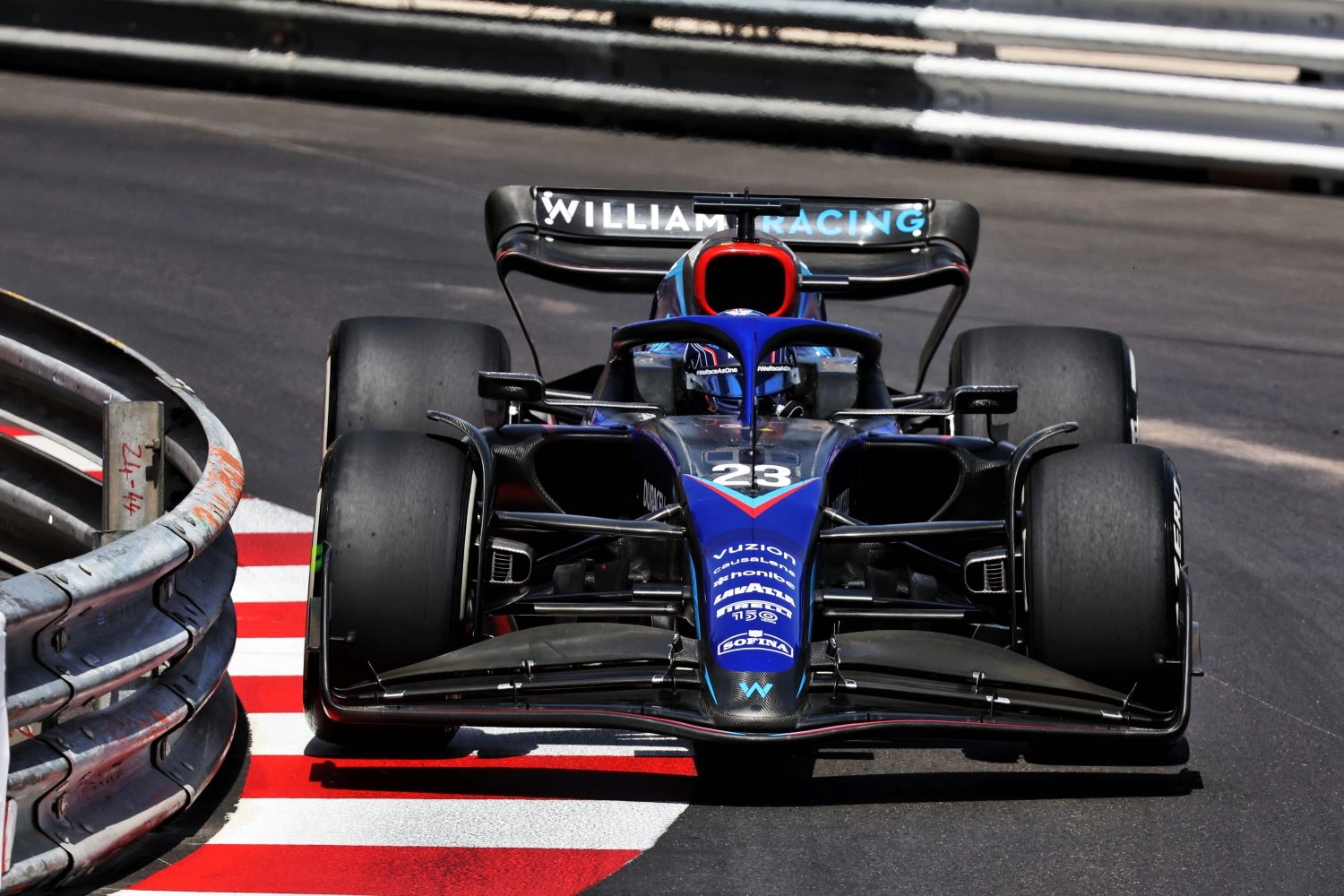 Albon explique pourquoi il n’a pas laissé passer Leclerc