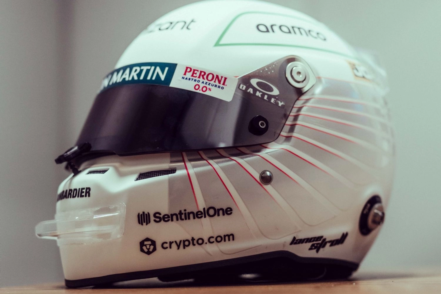 Stroll présente un casque spécial pour son Grand Prix à domicile