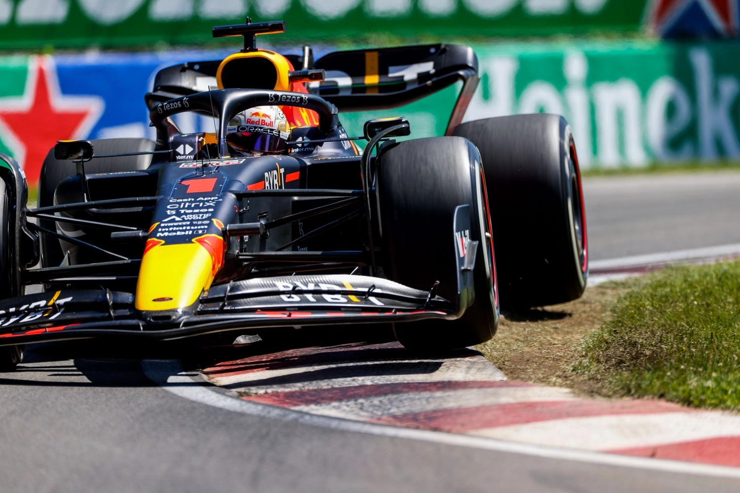 Verstappen veut plus d’améliorations sur sa Red Bull face à Ferrari