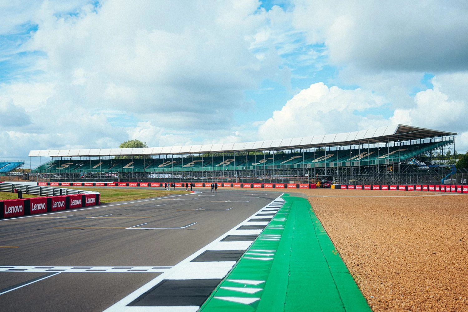 Les six manifestants de Silverstone reconnus coupables