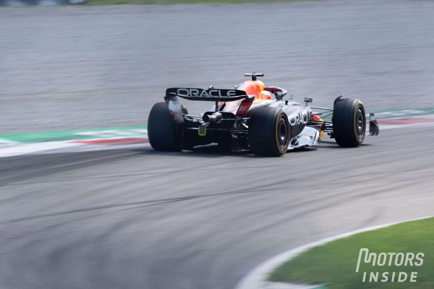 Le comportement agressif de Verstappen est "naturel" selon Hamilton