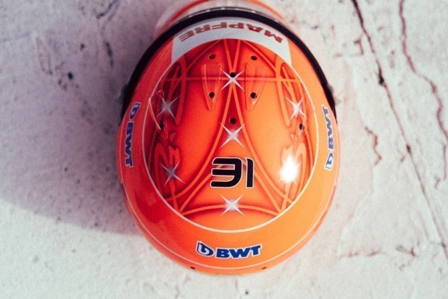 Un casque hommage pour Ocon
