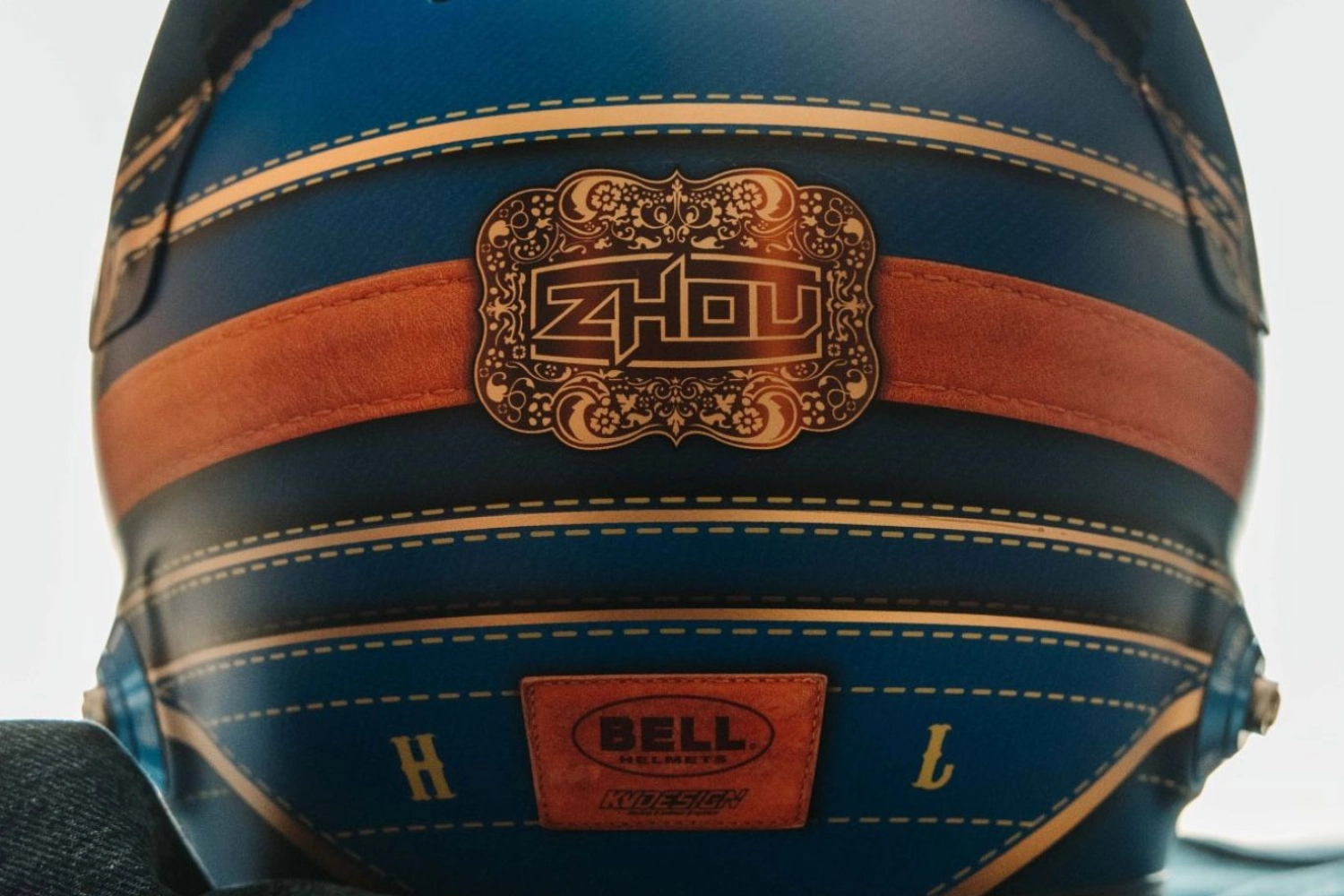 Zhou a un casque spécial USA ce weekend, façon Jean de Cowboy