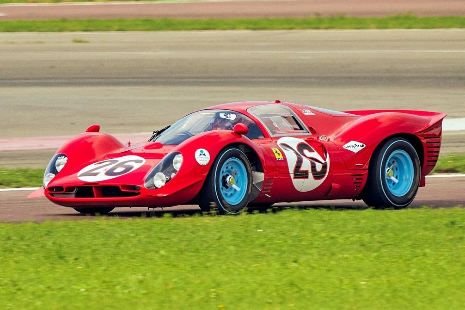 Carlos Sainz au volant de la mythique Ferrari 412P à Fiorano