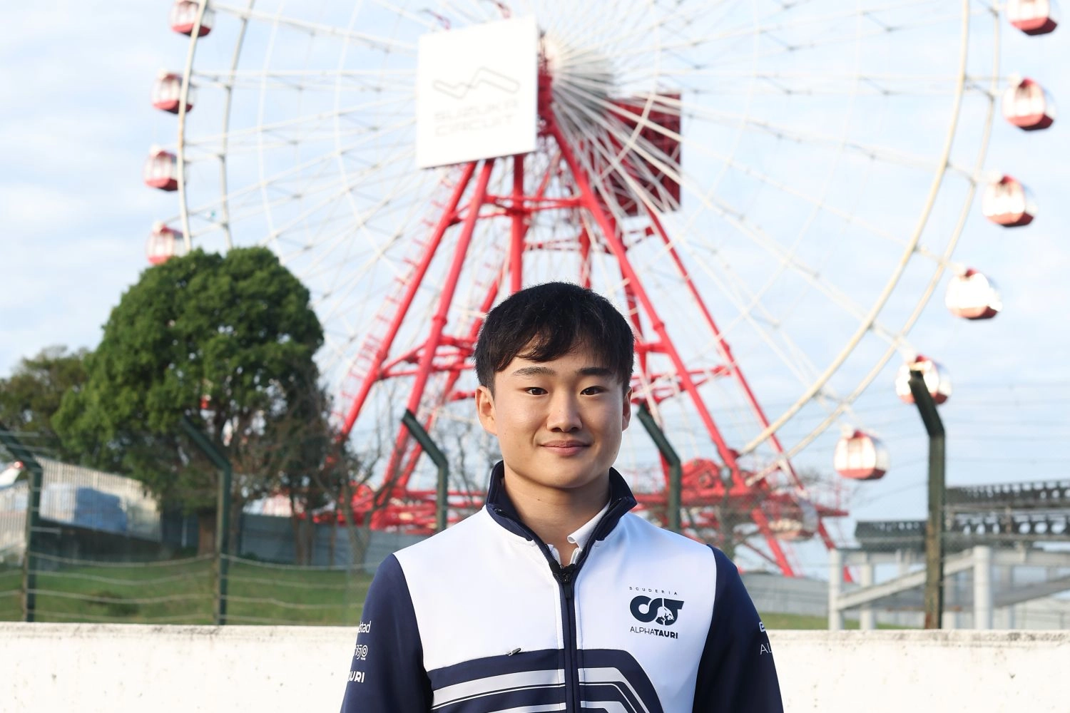 Yuki Tsunoda présente son casque édition Suzuka 2022