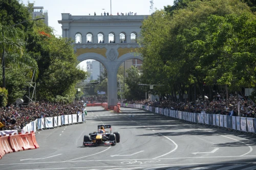 Les images du roadshow de Red Bull à Guadalajara avec Perez