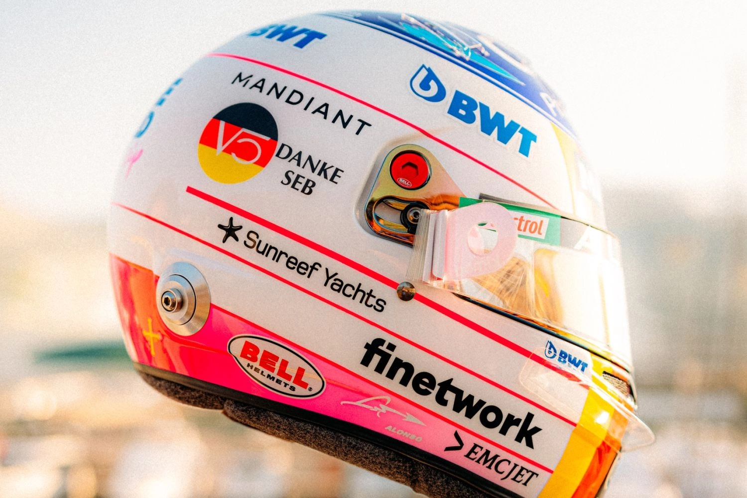 Alonso rend hommage à Vettel avec un casque spécial