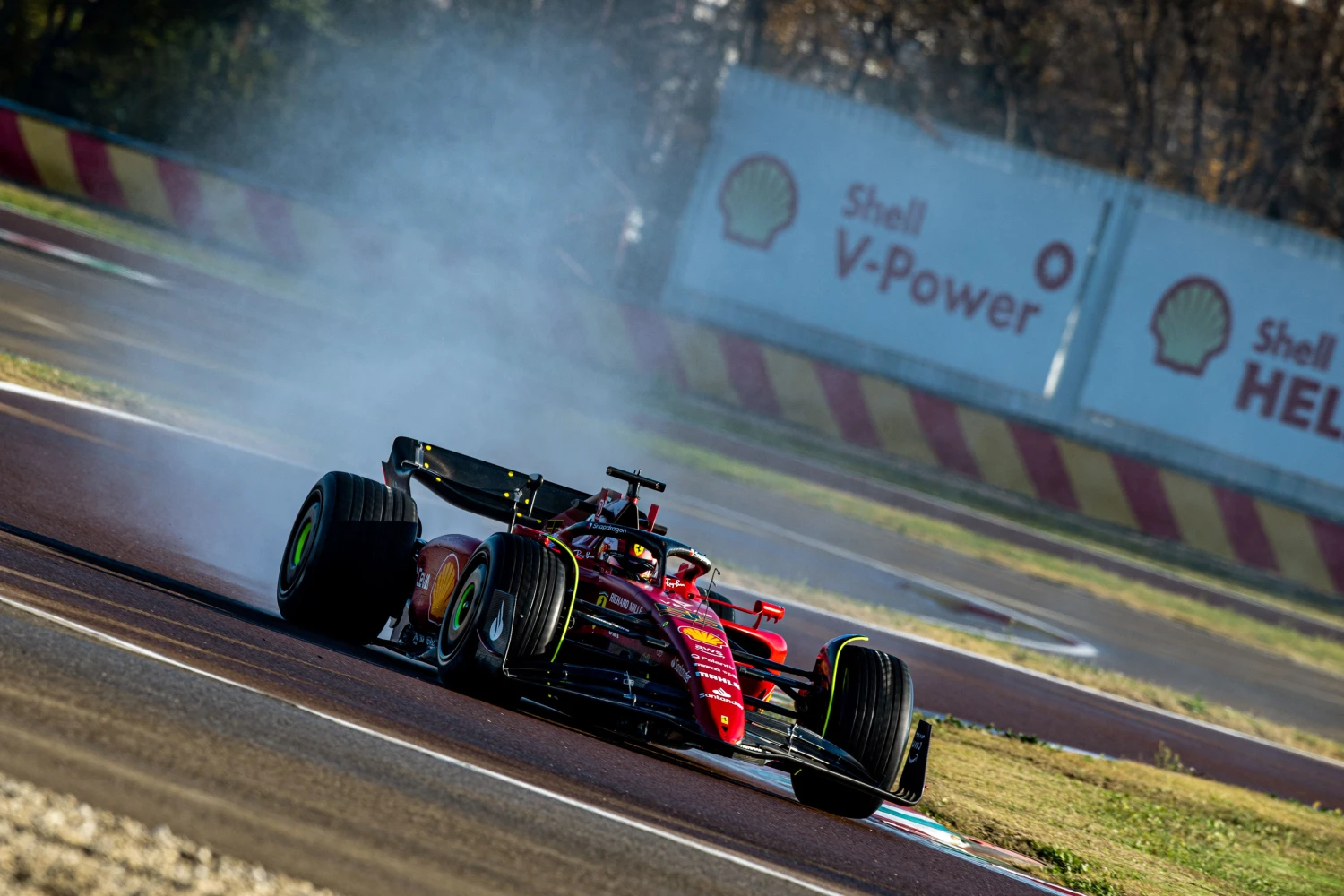 Ferrari en test à Fiorano avec Sainz sur piste mouillée