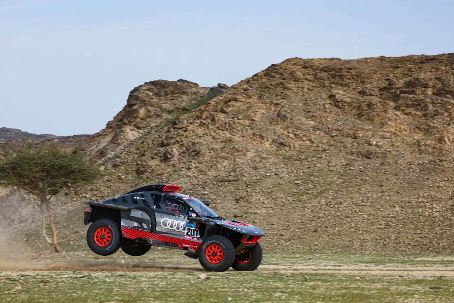 Dakar 2023 – Etape 1 : Carlos Sainz devance Sébastien Loeb et Yazeed Al-Rajhi