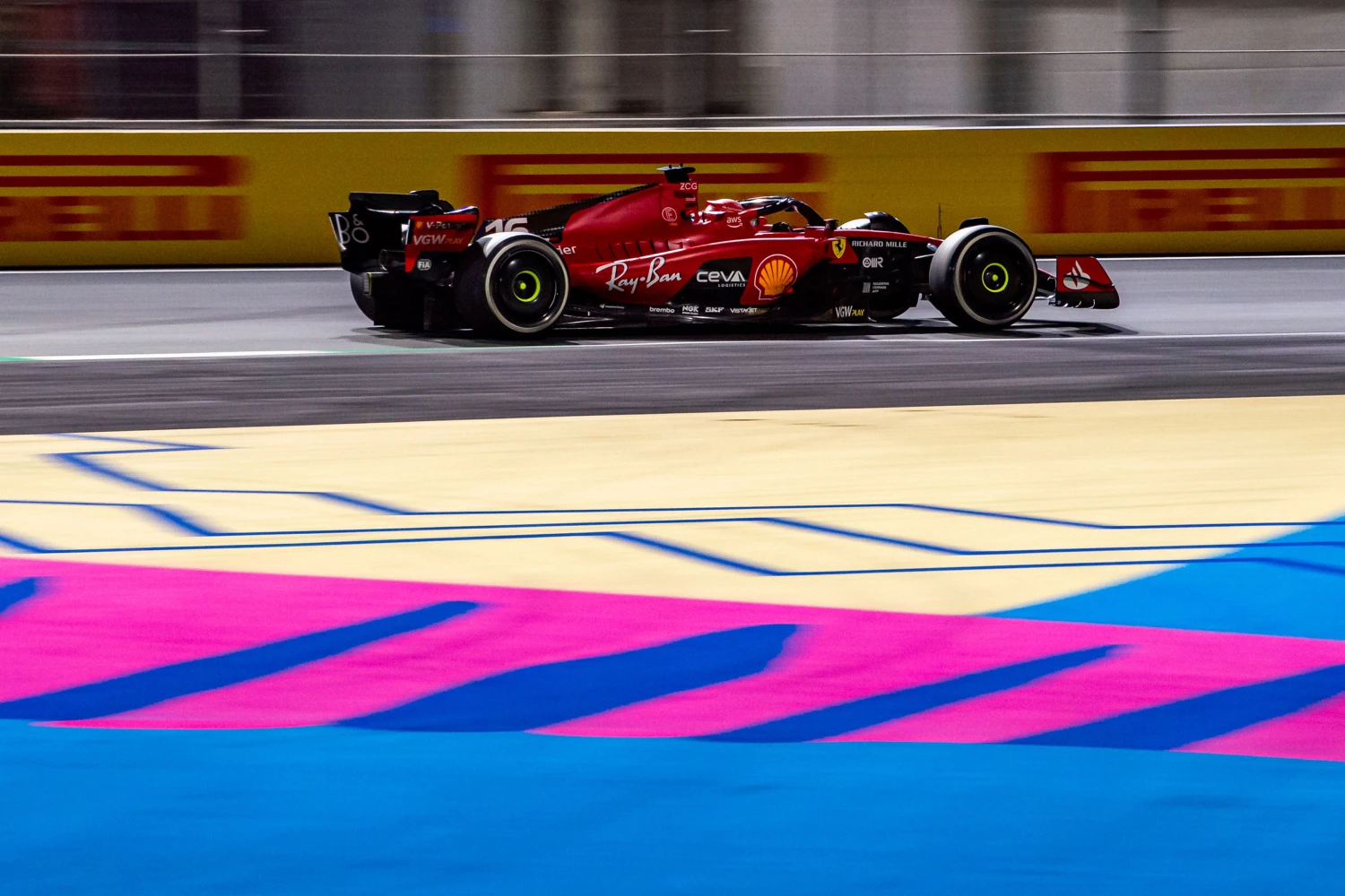Charles Leclerc voit s&rsquo;éloigner le podium et ses espoirs en Arabie saoudite