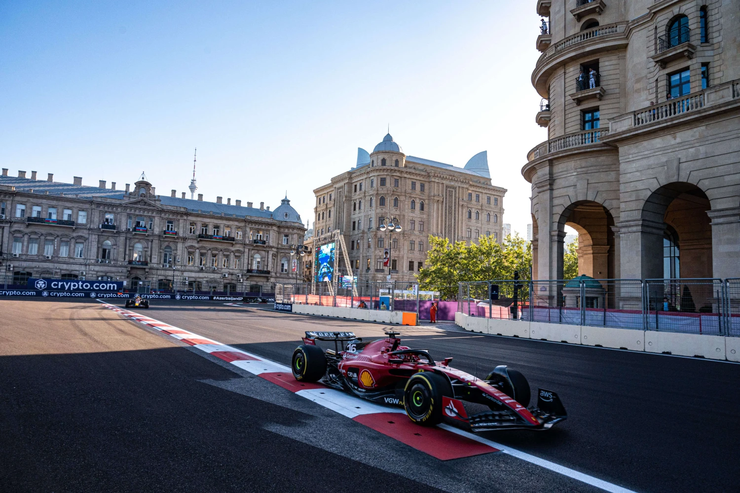 Charles Leclerc bat le record du tour à Bakou