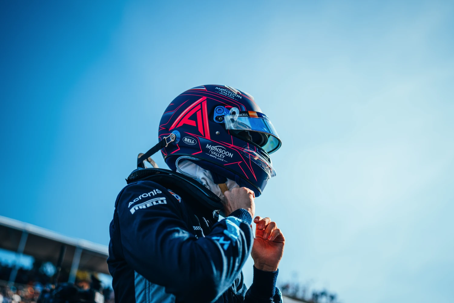 Albon en excès de vitesse dans les stands pendant les tours de reconnaissance