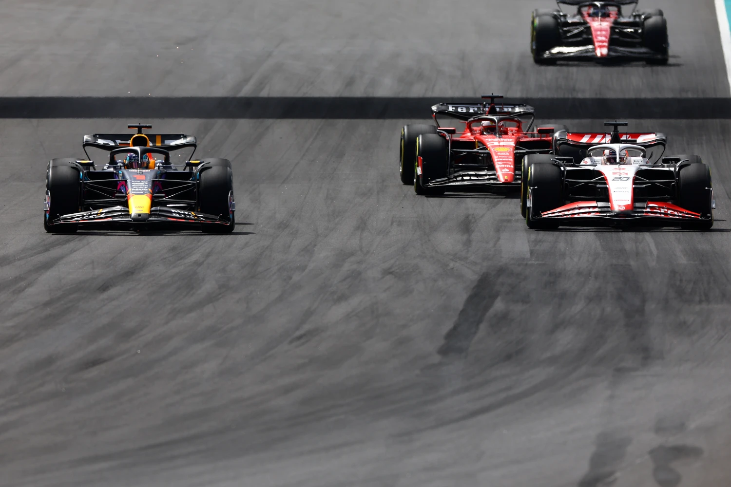 Pourquoi les autres pilotes aident-ils Max Verstappen à remonter 9 positions en 15 tours ?
