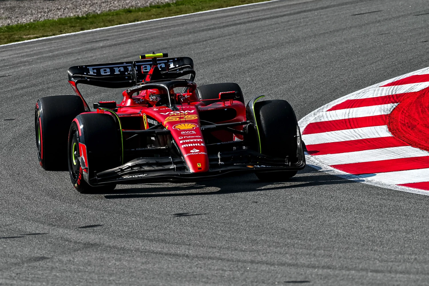 Carlos Sainz se tient prêt pour le départ de son Grand Prix national