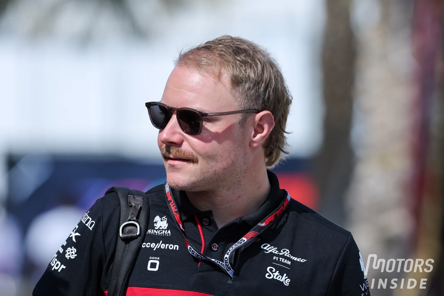 Valtteri Bottas performe sur une course de vélo