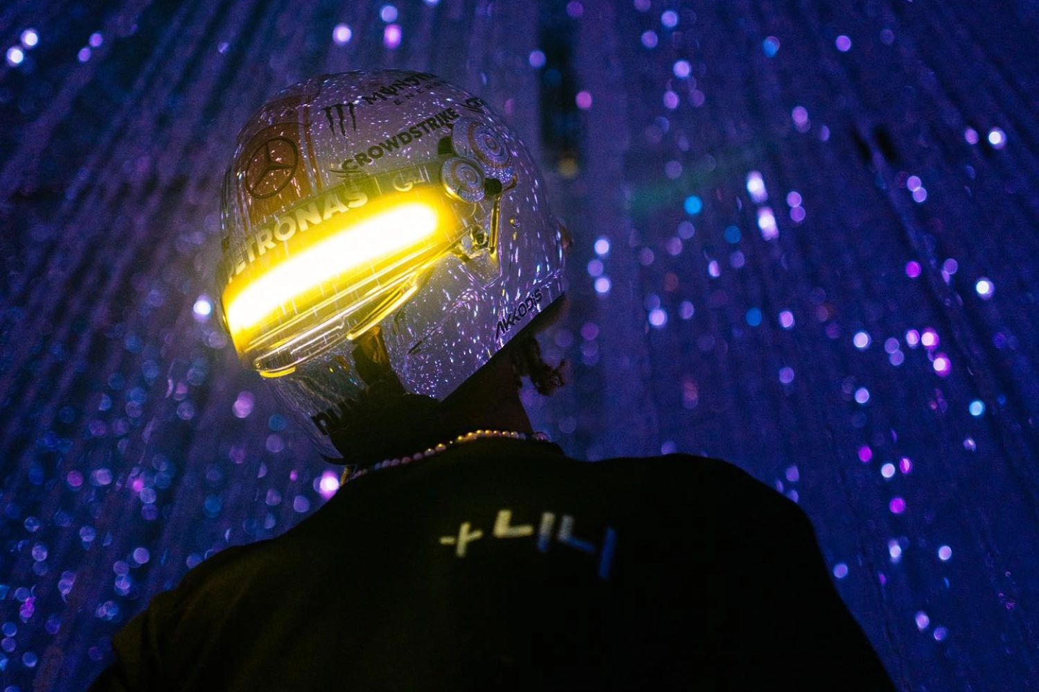 De très beaux casques spéciaux au Japon, celui de Hamilton est chromé