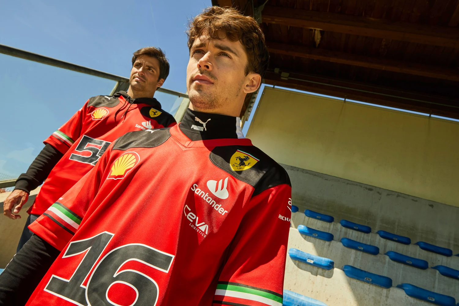 Puma présente un maillot de Football américain avec Sainz et Leclerc en égéries