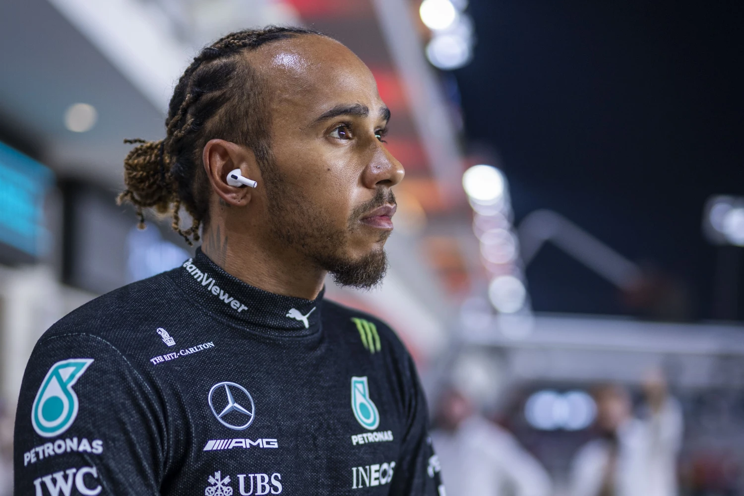Lourde amende infligée à Lewis Hamilton par la FIA pour avoir traversé le circuit à pied au Qatar