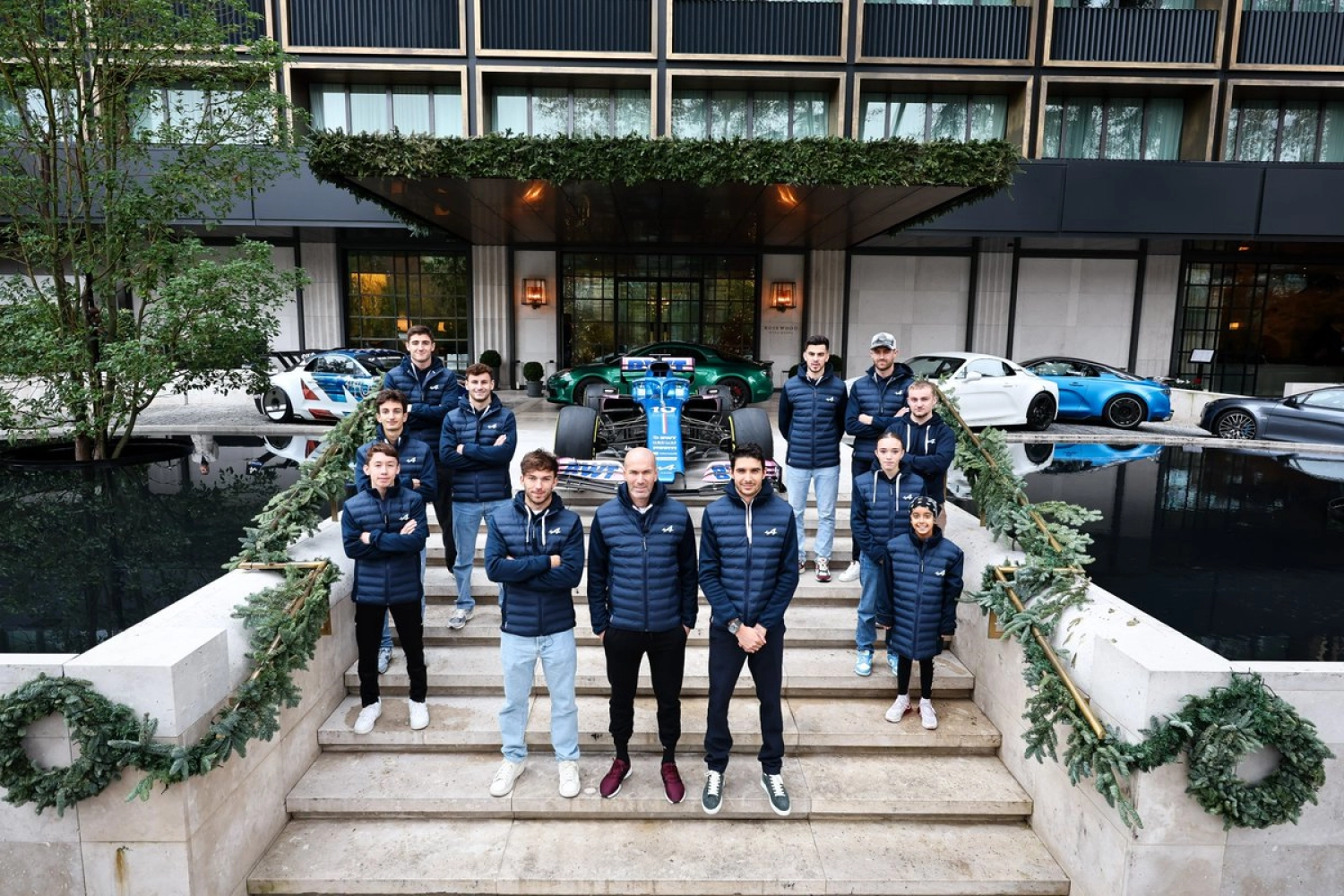 Zinedine Zidane célèbre sa première année en tant qu&rsquo;ambassadeur Alpine avec les pilotes à Madrid