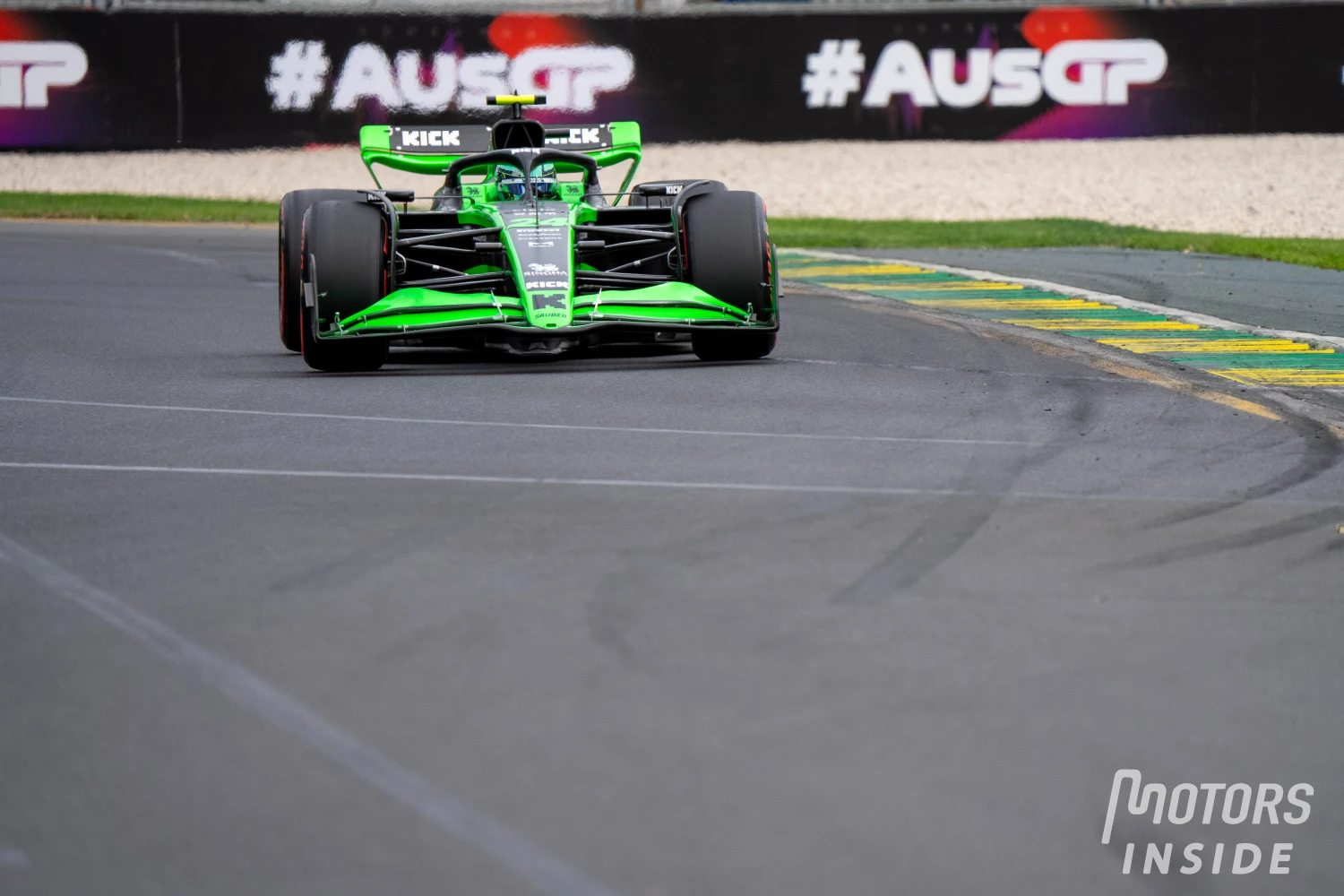 Guanyu Zhou partira des stands pour la course à Melbourne