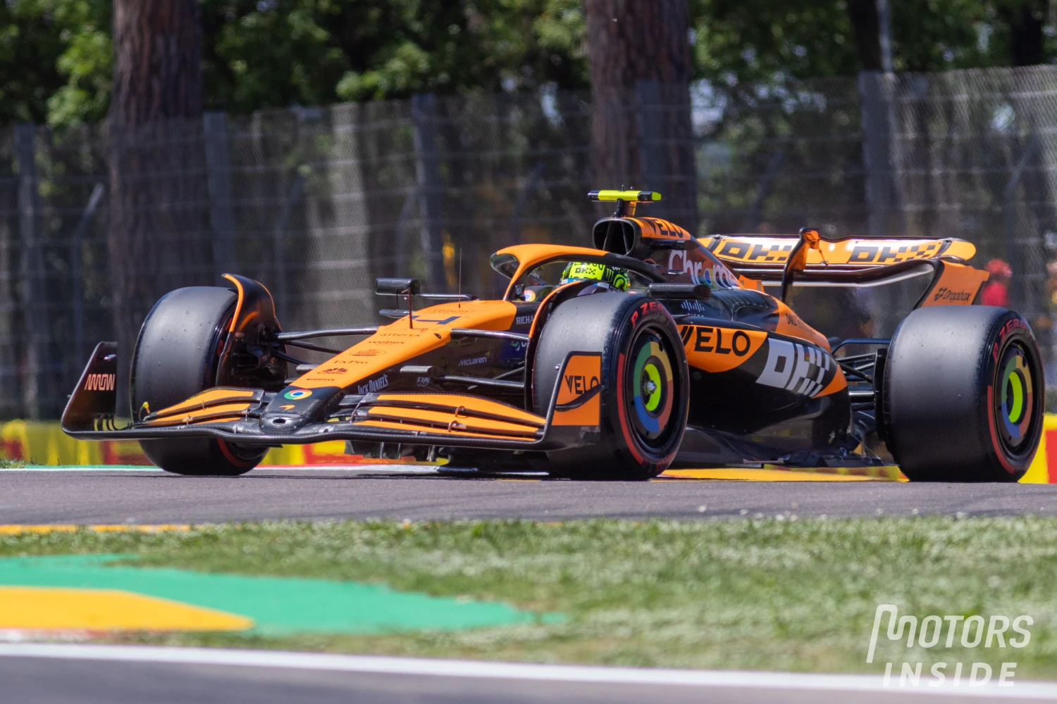 Lando Norris avec un casque hommage à Ayrton Senna pour Monaco