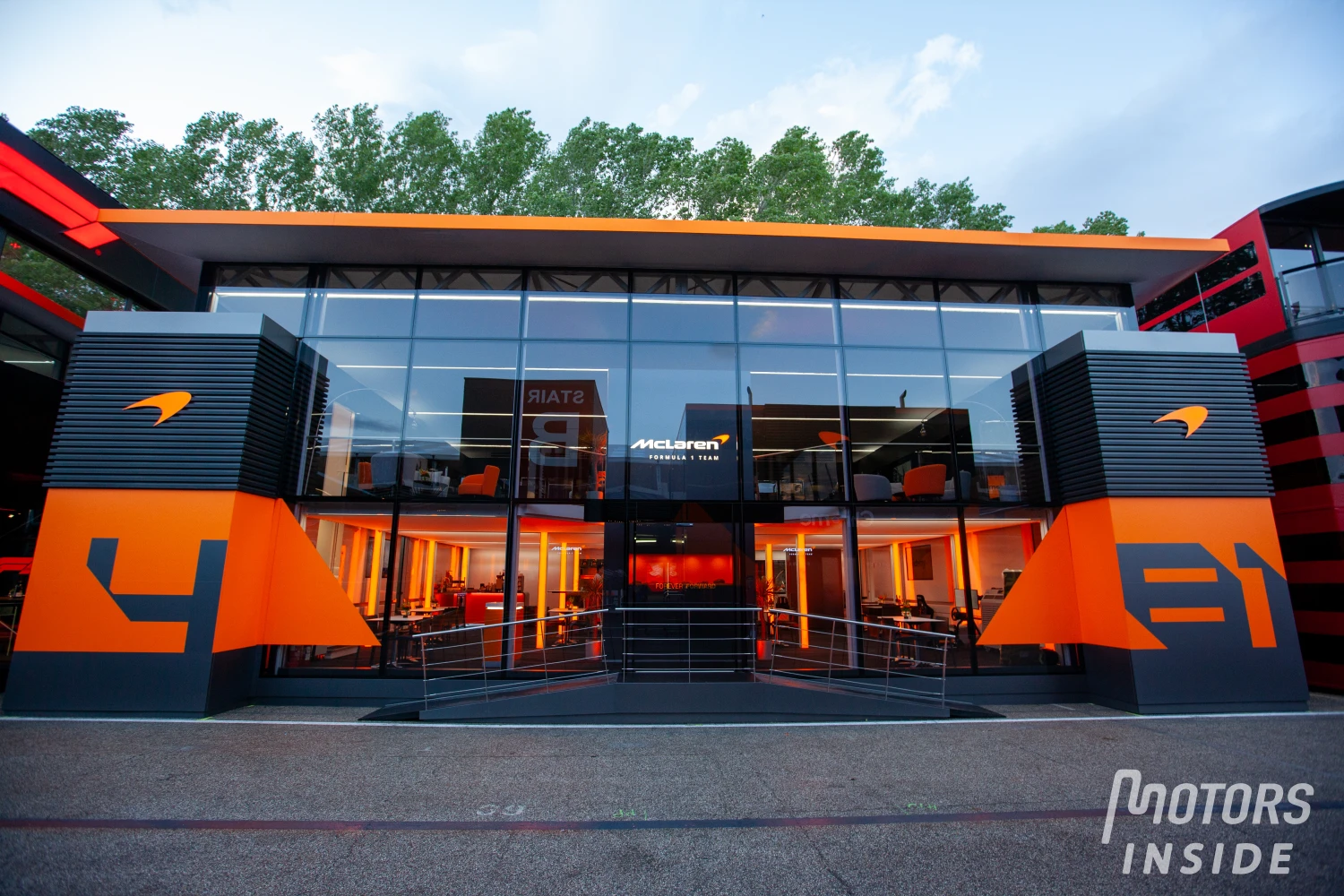 Motorhome temporaire pour McLaren après l’incendie la semaine dernière
