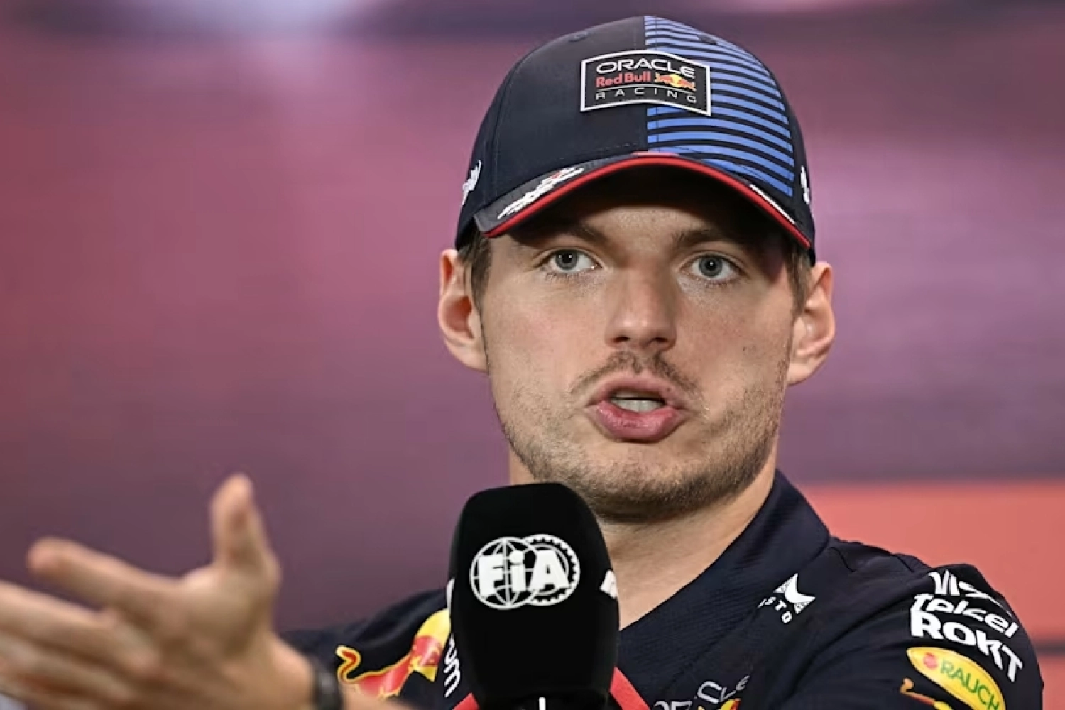 Max Verstappen sarcastique en conférence de presse contre la sanction « ridicule » de la FIA