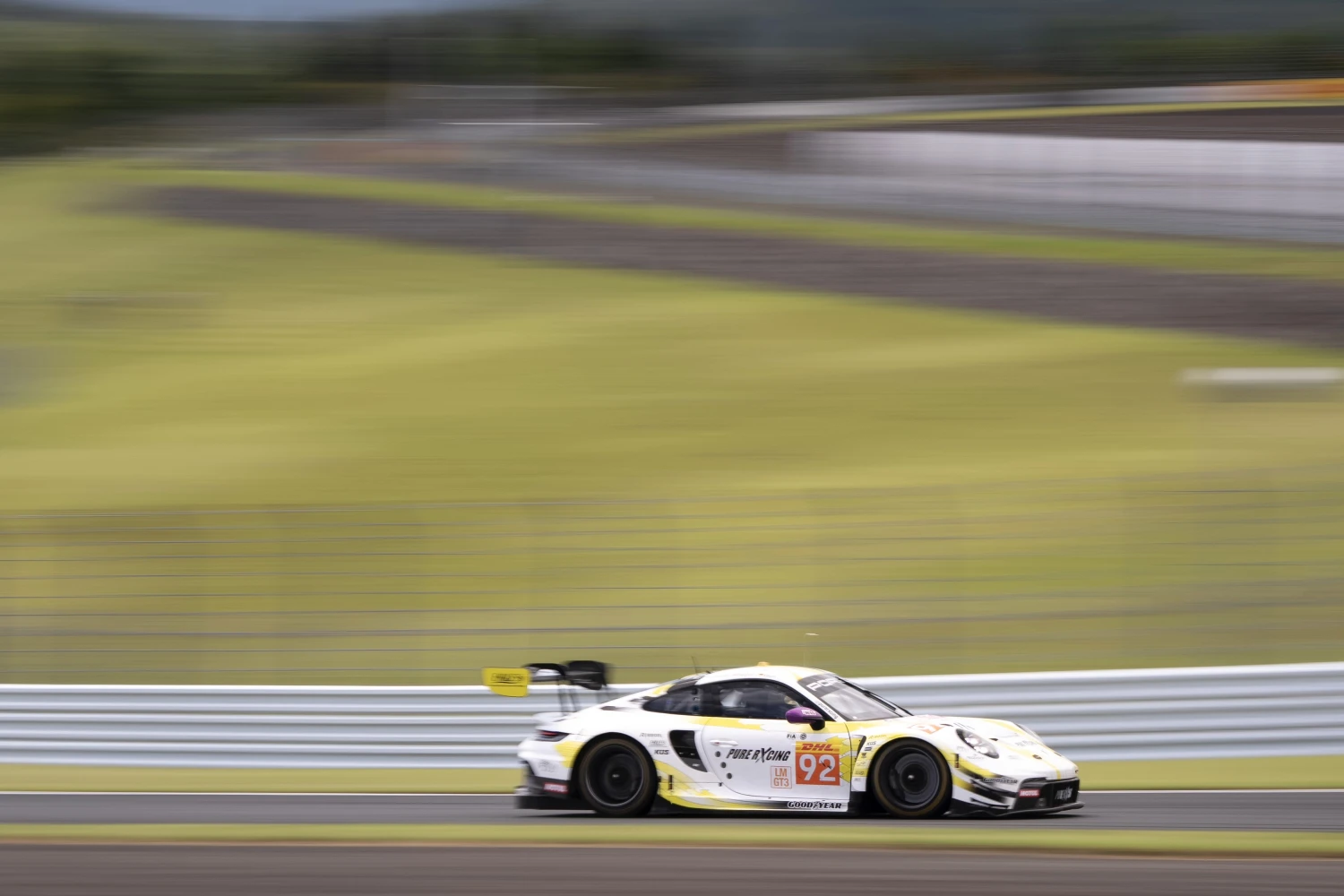 La Porsche du Pure Rxcing se complique la tâche à Fuji