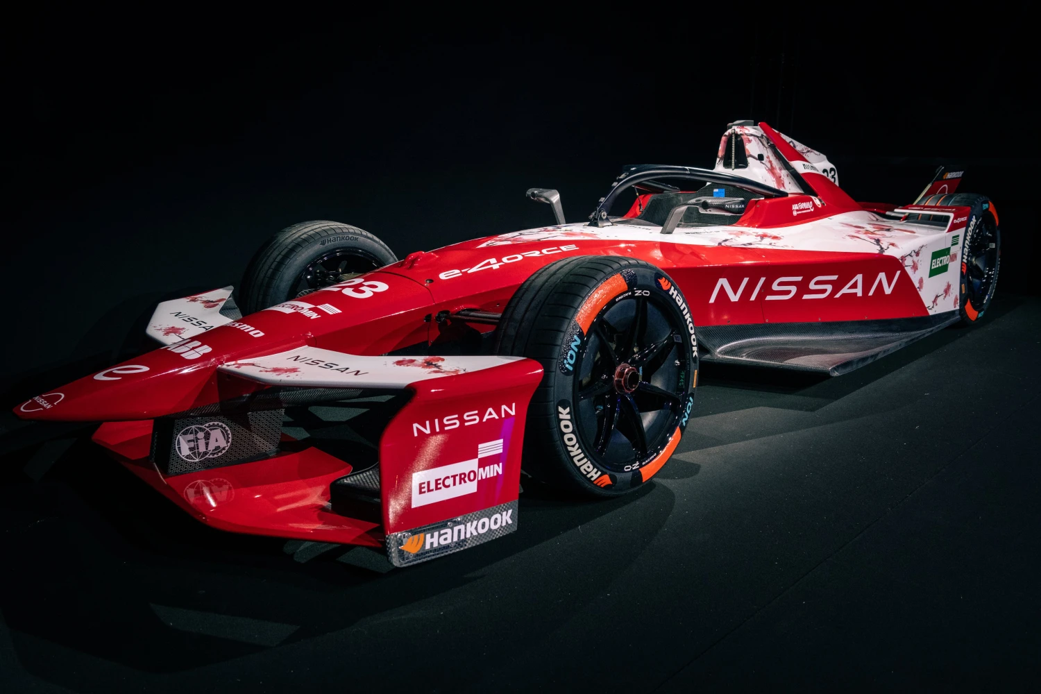Nissan dévoile sa nouvelle monoplace dans sa nouvelle usine