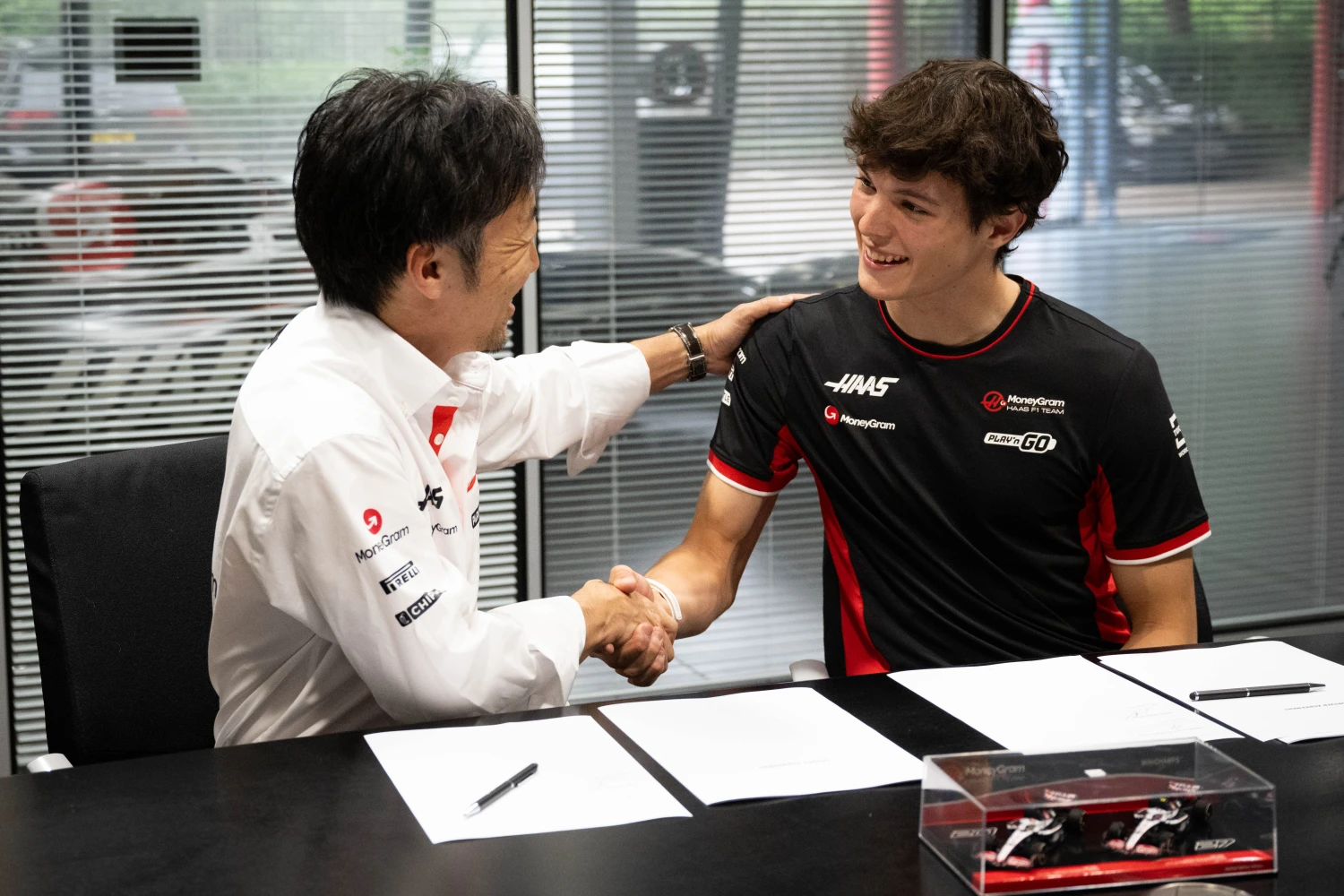 Ayao Komatsu est convaincu qu’Ollie Bearman sera un pilote Ferrari dans le futur