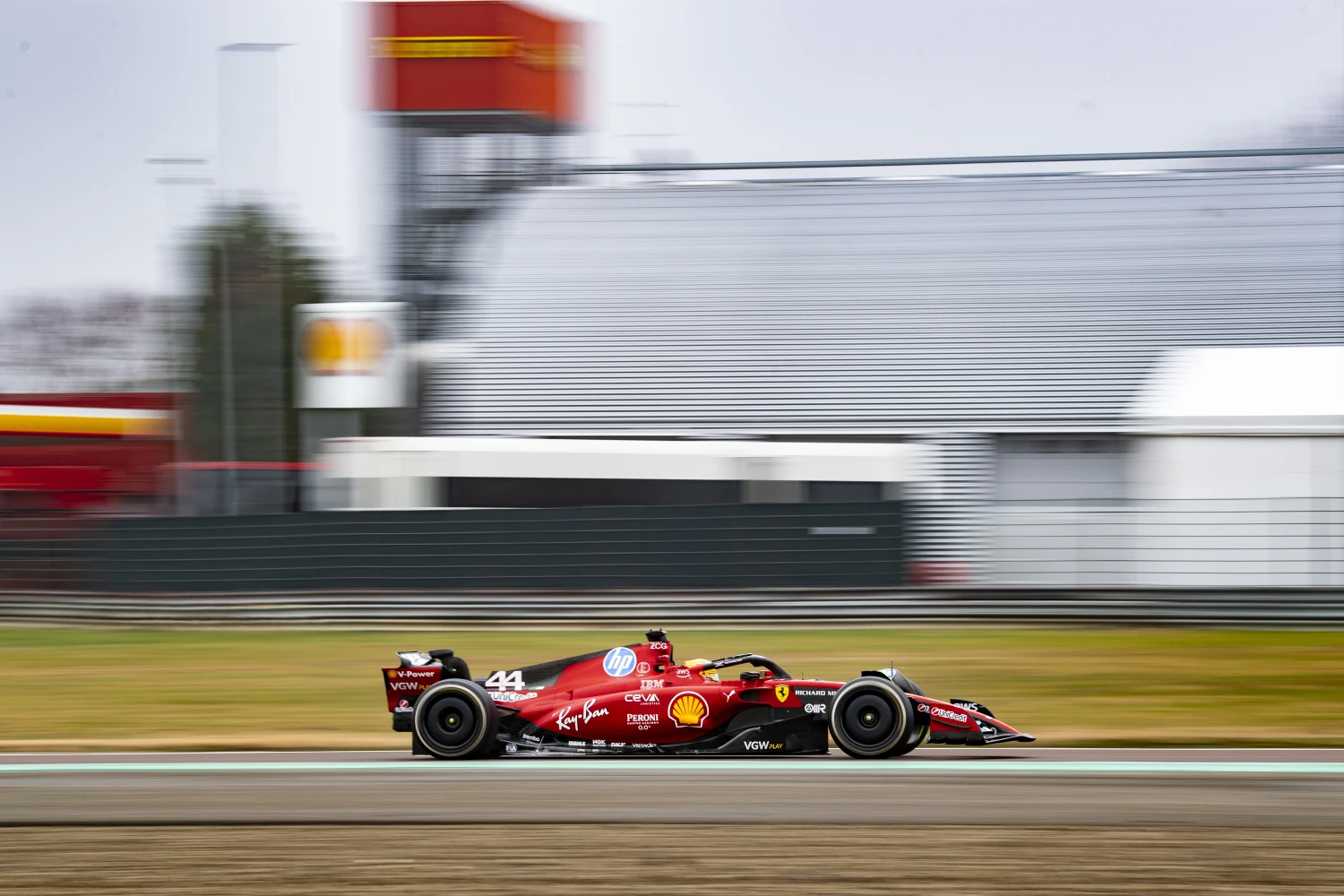 Lewis Hamilton victime d&rsquo;un accident lors de sa deuxième séance d&rsquo;essais avec Ferrari à Barcelone