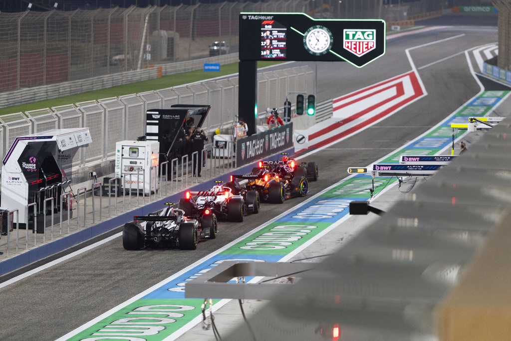 Valtteri Bottas, Oliver Bearman, Lando Norris et Isack Hadjar à l’œuvre lors des essais de pré-saison 2026 de F1 Aramco à Bahreïn.