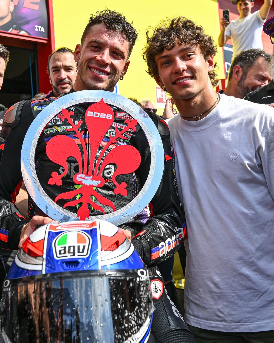 Kimi Antonelli au Mugello : le leader de la F1 agite le drapeau à damier du MotoGP