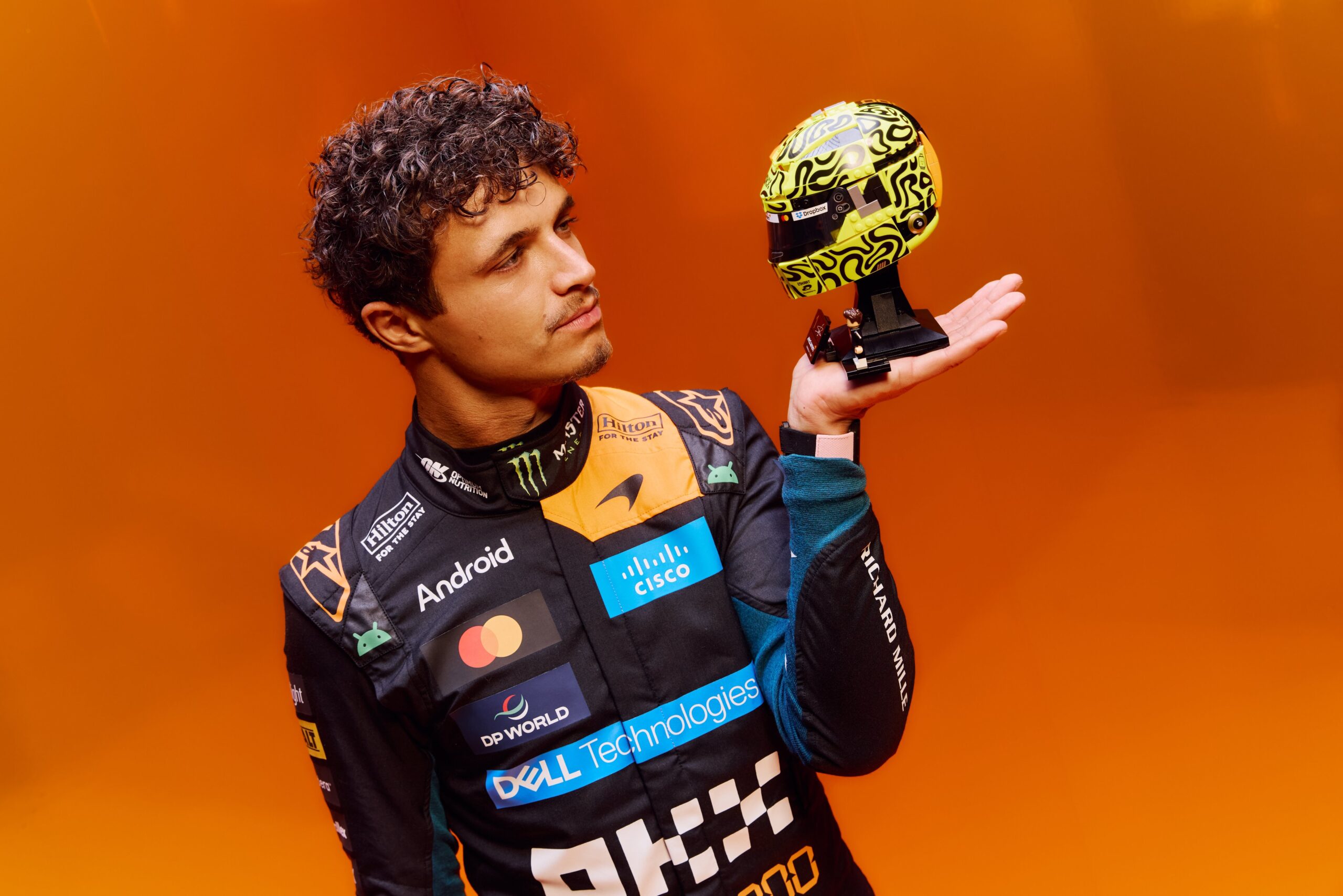 Lego continue sa série en F1 avec les casques des pilotes McLaren